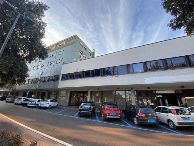 Locale in vendita di 300 m²