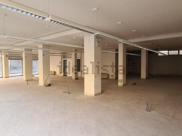 Locale in vendita di 300 m²