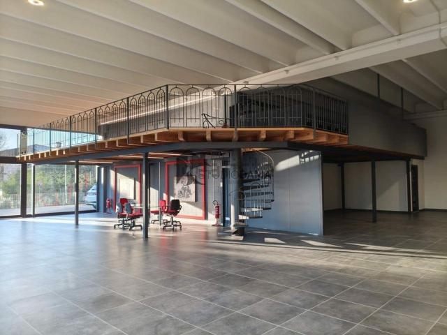 Locale in vendita di 300 m²