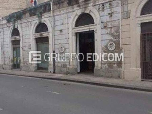 Locale in vendita di 300 m² in Via Catania