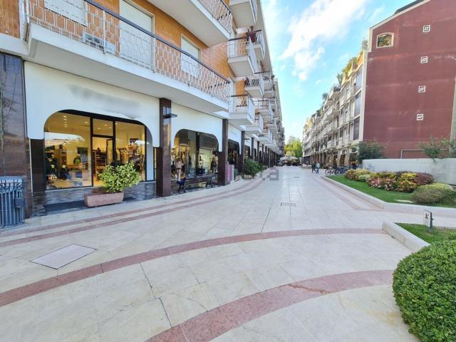 Locale in vendita di 300 m² in Via Giuseppe Jappelli