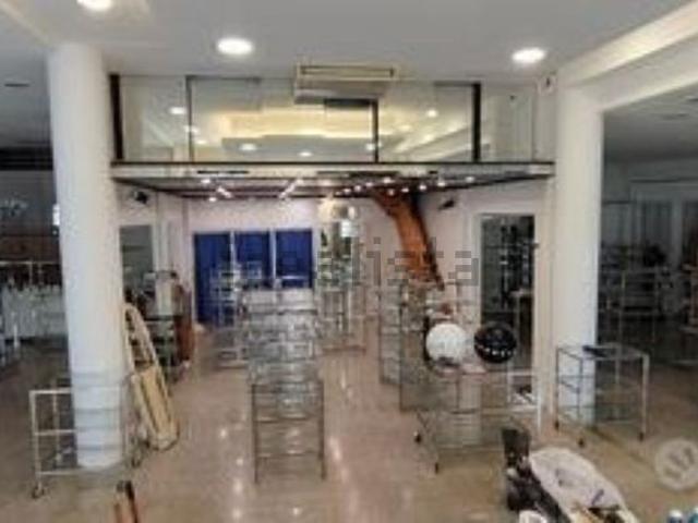 Locale in vendita di 300 m² in Via Armando Pillon