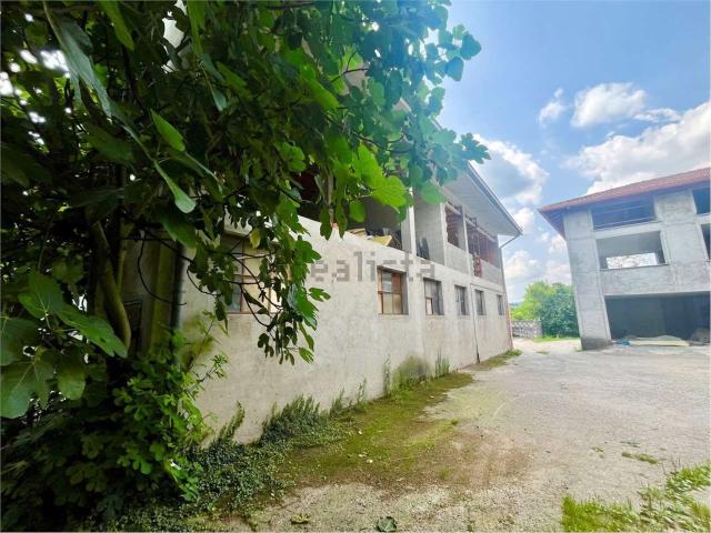 Locale in vendita di 300 m² in Via Brascesco