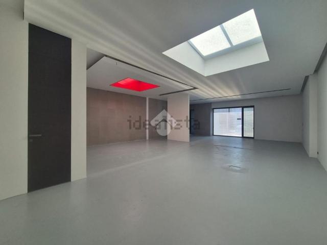 Locale in vendita di 300 m² in Via G. Camozzi, 56