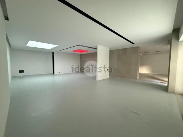 Locale in vendita di 300 m² in Via G. Camozzi