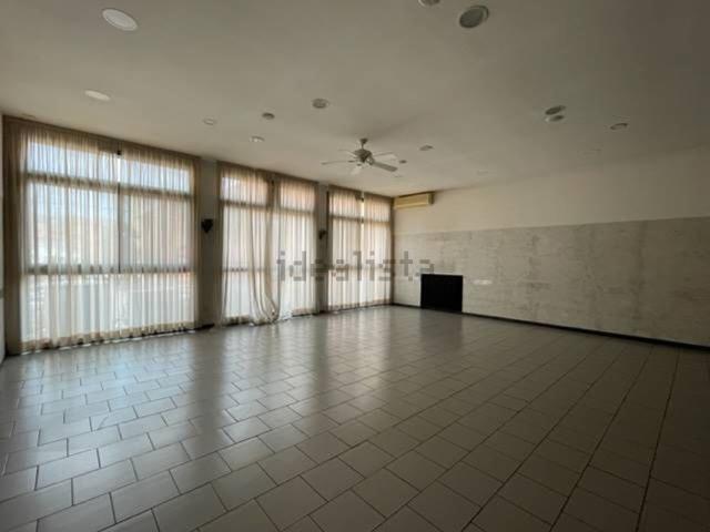 Locale in vendita di 300 m² in Via G. Marconi, 29