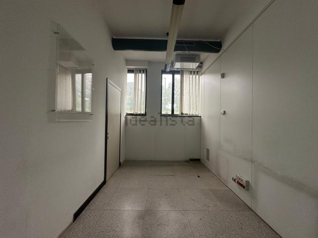 Locale in vendita di 300 m² in Via Don G. Minzoni, 12