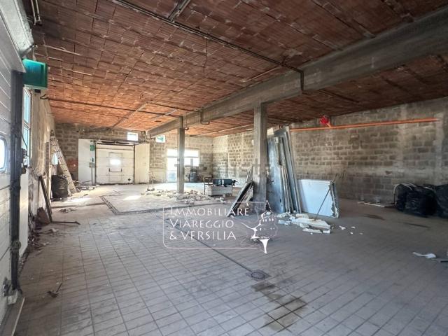 Locale in vendita di 300 m² in Via dei peecchi, 100