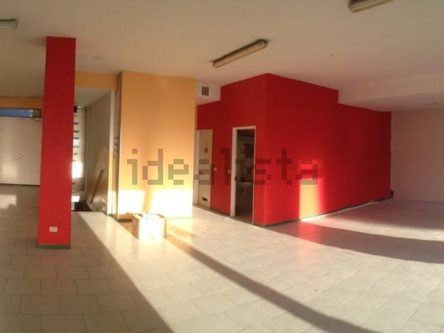 Locale in vendita di 300 m² in Via delle Pinete