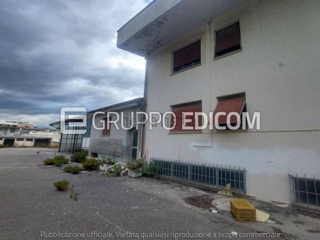 Locale in vendita di 300 m² in Via e Fermi