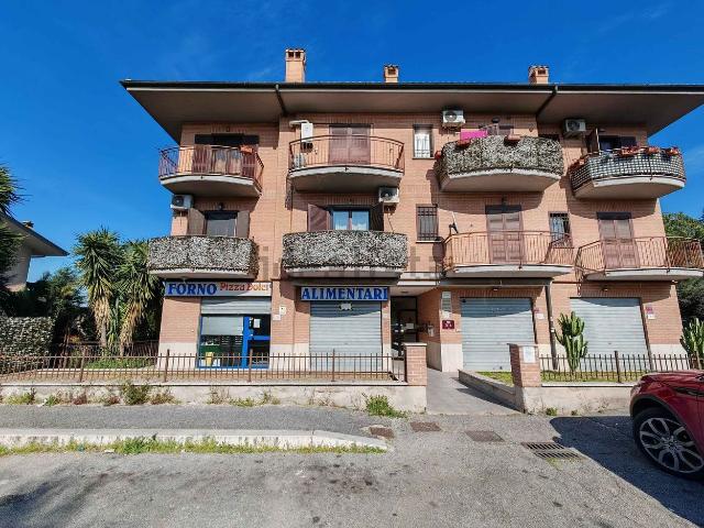 Locale in vendita di 300 m² in Via Ortucchio, 128