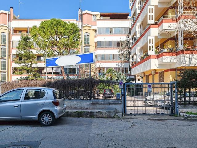 Locale in vendita di 300 m² in Via Orazio Comes, 25