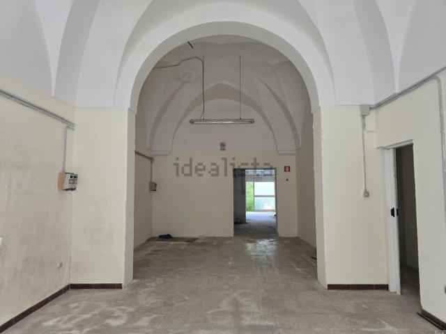 Locale in vendita di 300 m² in Via Lequile, 30