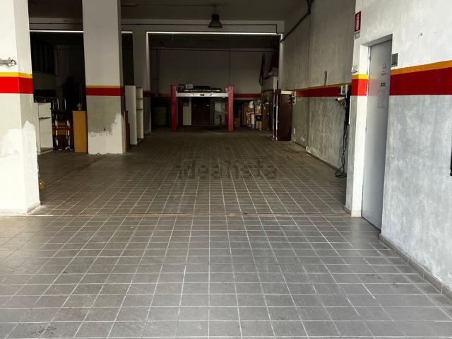 Locale in vendita di 300 m² in Via Lucrezia della Valle, 102