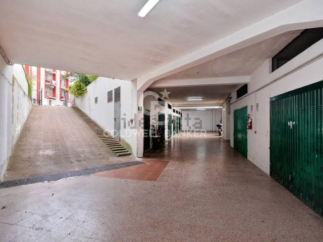 Locale in vendita di 300 m² in Via Luigi Tasselli
