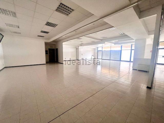Locale in vendita di 300 m² in Via Madrid, 8