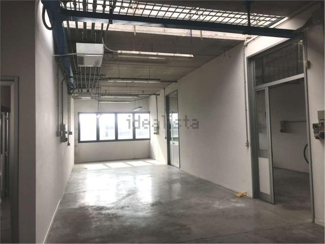Locale in vendita di 300 m² in Via Saviabona, 200