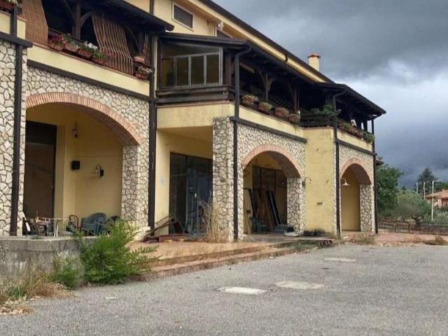 Locale in vendita di 300 m² in Via Savotani