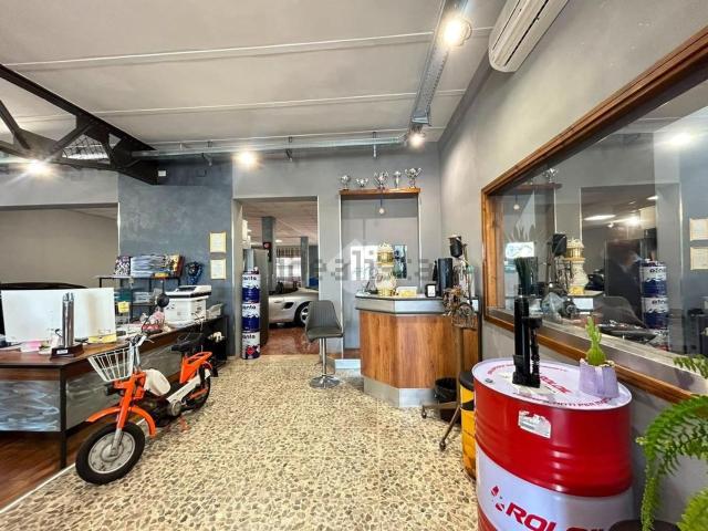 Locale in vendita di 300 m² in Via Pontina Vecchia