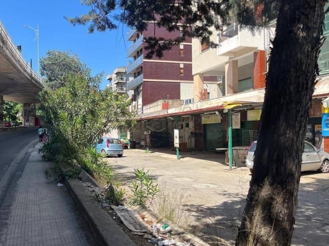 Locale in vendita di 300 m² in Via Padre Giglio, 2