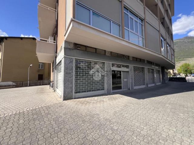 Locale in vendita di 300 m² in Via Parolo, 38