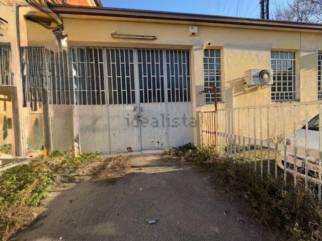 Locale in vendita di 300 m² in Via Pilade Bronzetti