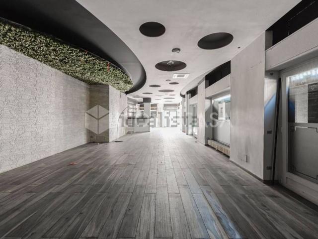 Locale in vendita di 300 m² in Via Teodosio, 102