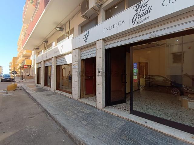 Locale in vendita di 300 m² in Via Unione Militare