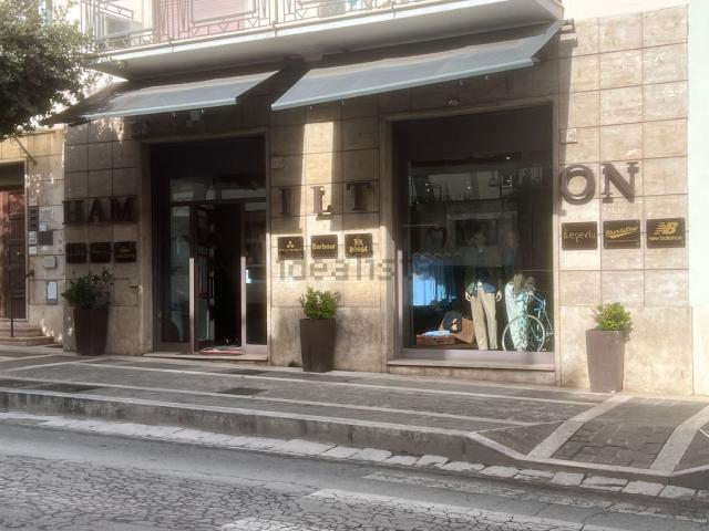 Locale in vendita di 300 m² in Via Vitruvio, 332