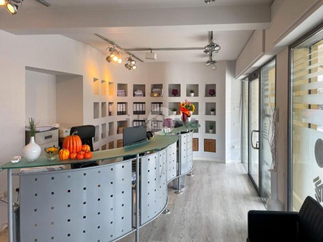 Locale in vendita di 300 m² in Viale H. Dunant, 61