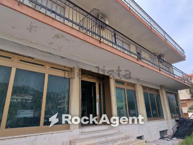 Locale in vendita di 300 m² in Corso Italia, 8