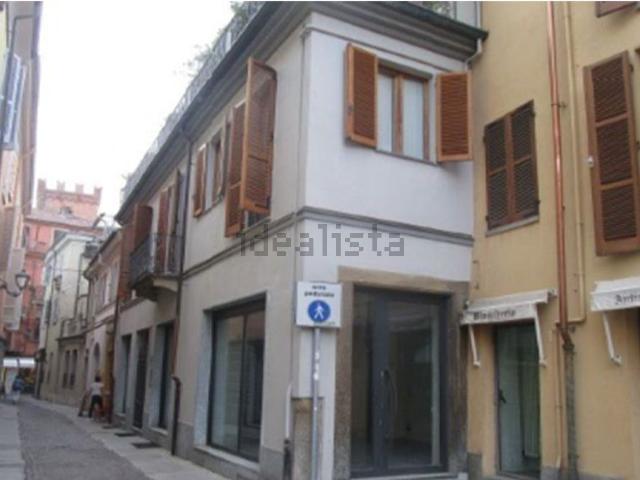 Locale in vendita di 301 m² in Via Repubblica Astese, 3