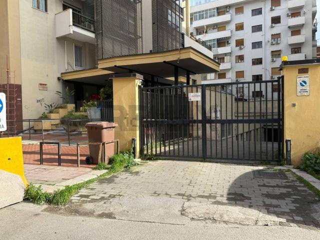 Locale in vendita di 301 m² in Viale delle Alpi, 63