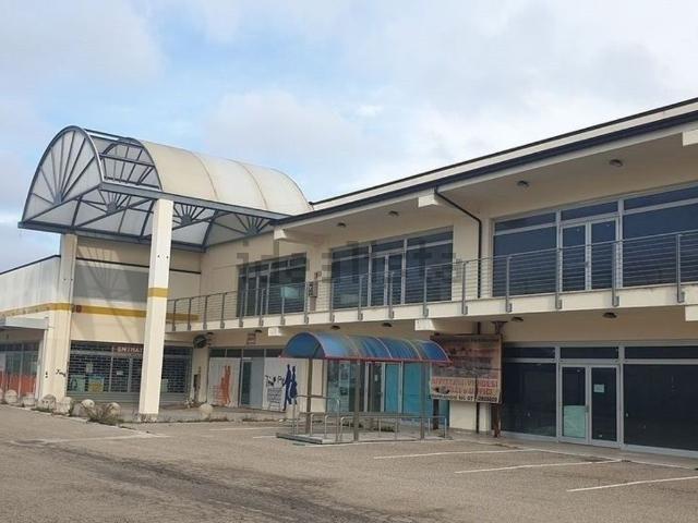 Locale in vendita di 3030 m² in Via Val Tiberina, 120