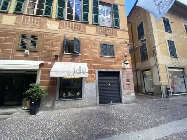 Locale in vendita di 305 m² in Via Nicolò Girardengo, 56