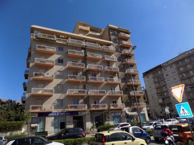 Locale in vendita di 305 m² in Viale Teracati