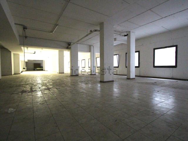 Locale in vendita di 308 m² in Via Tombetta