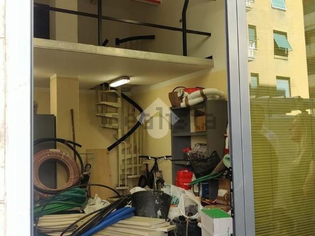 Locale in vendita di 30 m² in Via Federico Donaver