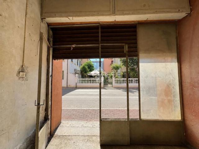 Locale in vendita di 30 m² in Via Monte San Michele, 2