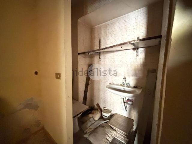 Locale in vendita di 30 m² in Via Pier delle Vigne, 36