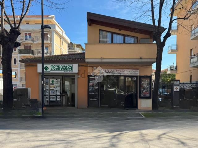 Locale in vendita di 30 m² in Viale Giovanni Bovio, 326