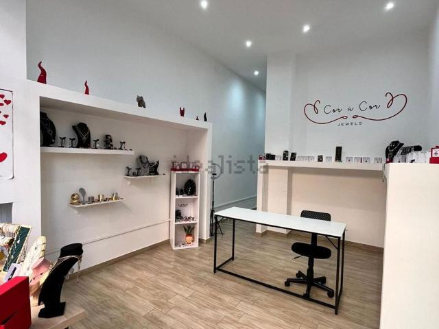 Locale in vendita di 30 m² in Viale Privato delle Nebulose, 11