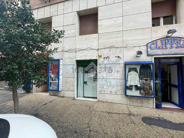 Locale in vendita di 30 m² in Via Vigevano, 17