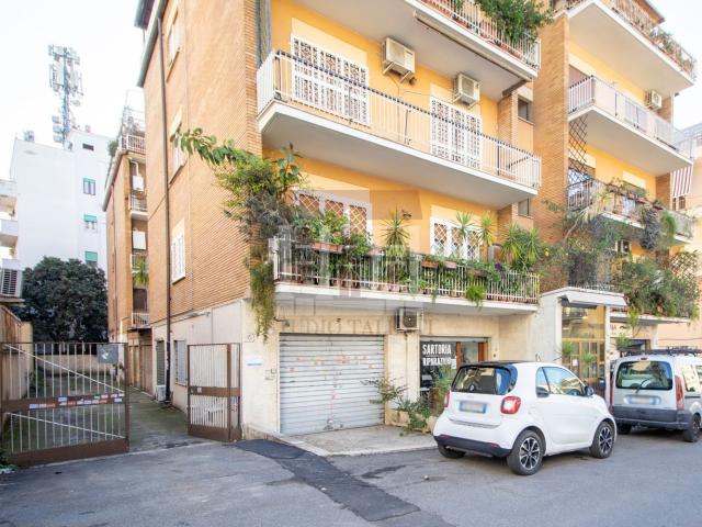 Locale in vendita di 310 m² in Via Grazia Deledda, 16