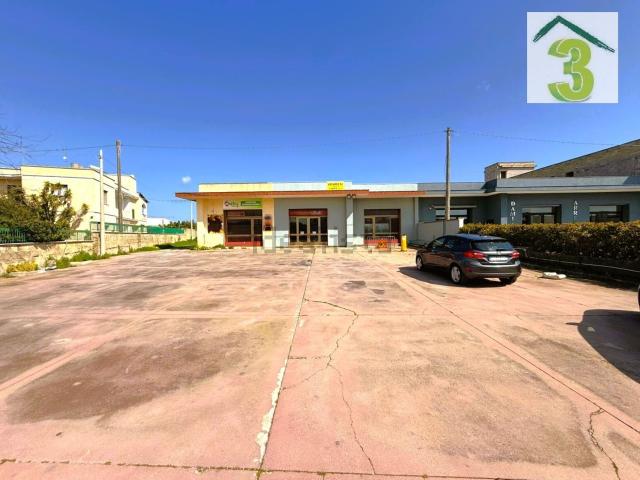 Locale in vendita di 310 m² in Strada Statale 275