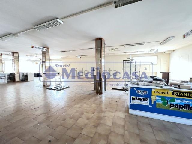 Locale in vendita di 311 m² in Via Girolamo Savonarola