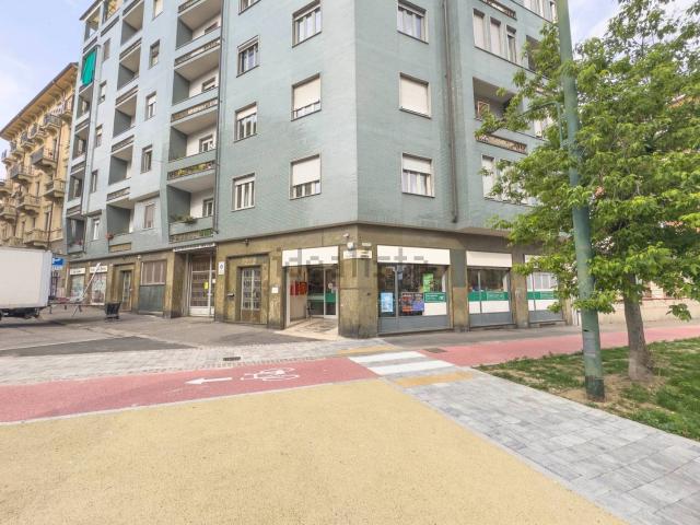 Locale in vendita di 315 m² in Via Caserta