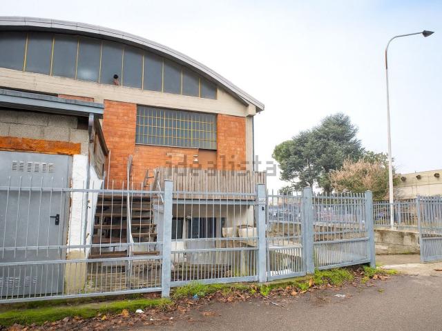 Locale in vendita di 315 m² in Via Salvo D&apos Acquisto, 1