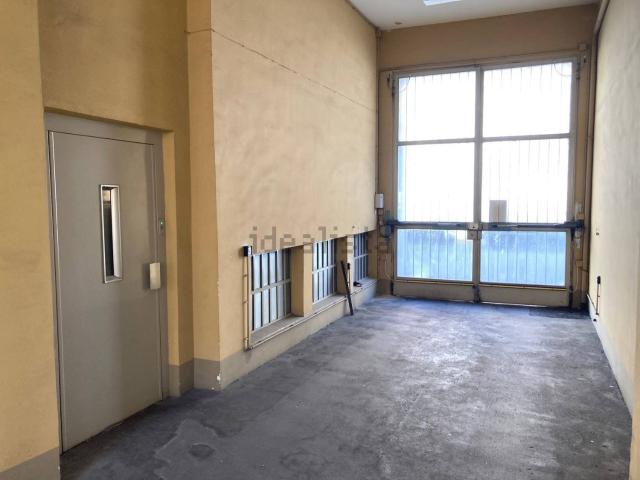 Locale in vendita di 315 m² in Via Sanfront, 11