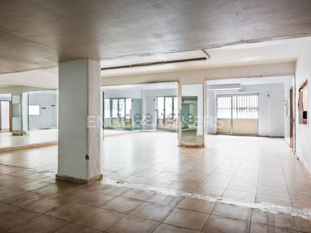 Locale in vendita di 316 m² in Via Giosuè Carducci, 3